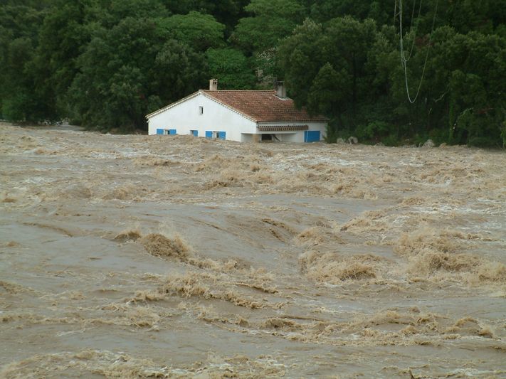 rivière du Gardon inondant une maison jusqu'à sa toiture: inondation sept 2002