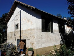 marque de crue sur les mûrs d'une maison inondation sept 2002