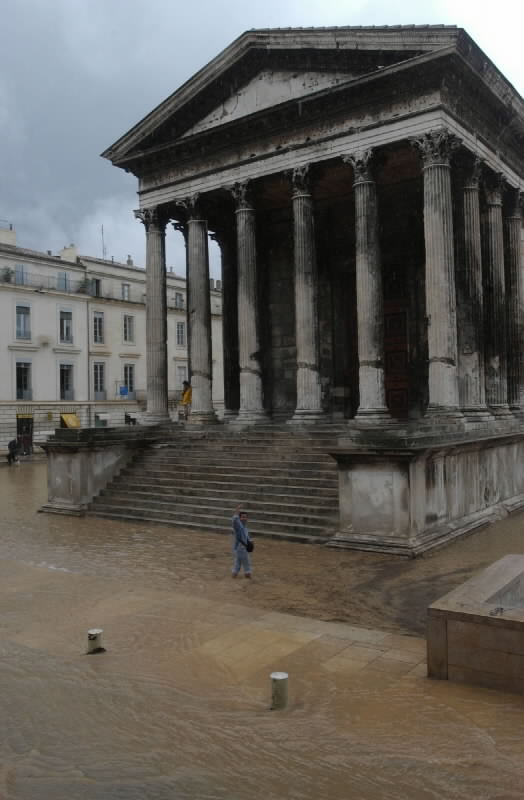 inondation parvis de la Maison Carrée à Nîmes: inondation 2005 inondation 