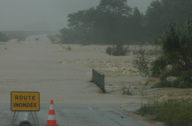 Gestion de crise inondation 2014 barrierage (© CD30)