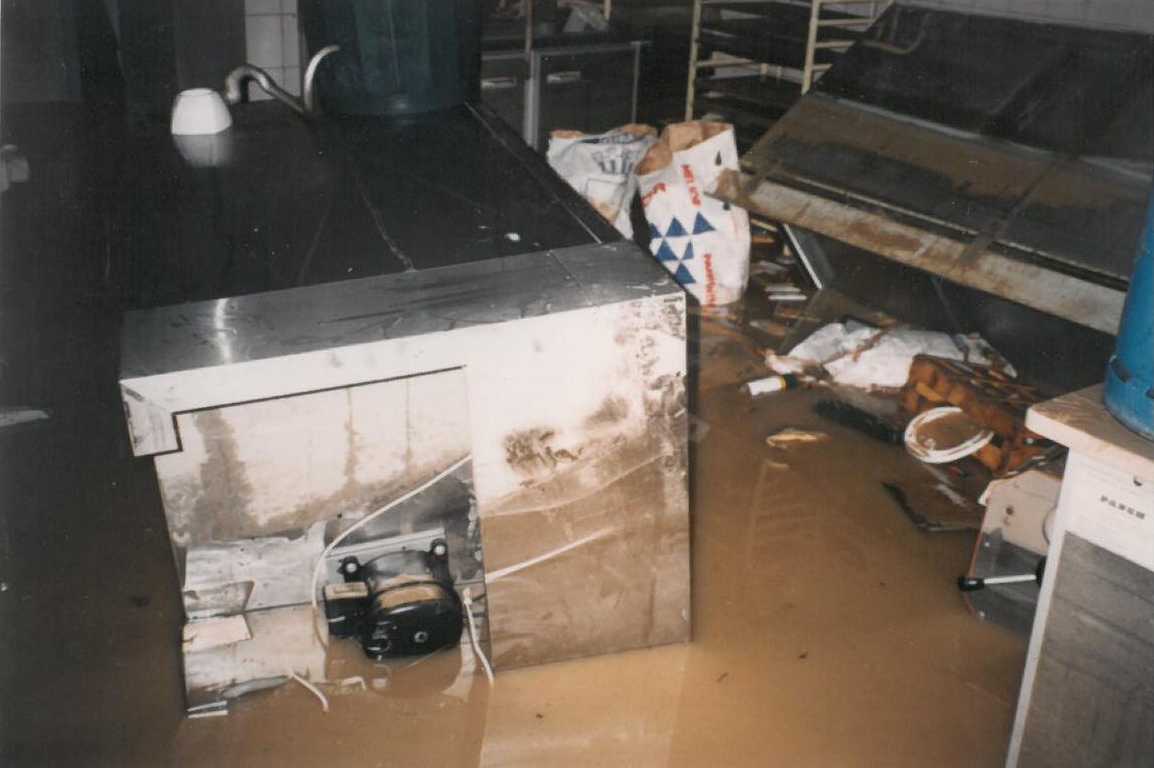Inondation 1988 : Codognan dégâts boulangerie (© IGONET)