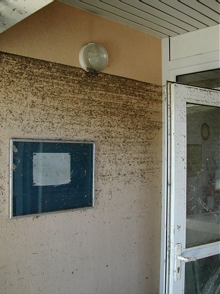 Gestion post crise septembre 2002 laisse de crue sur les bâtiments publics Sommières (© CD30)