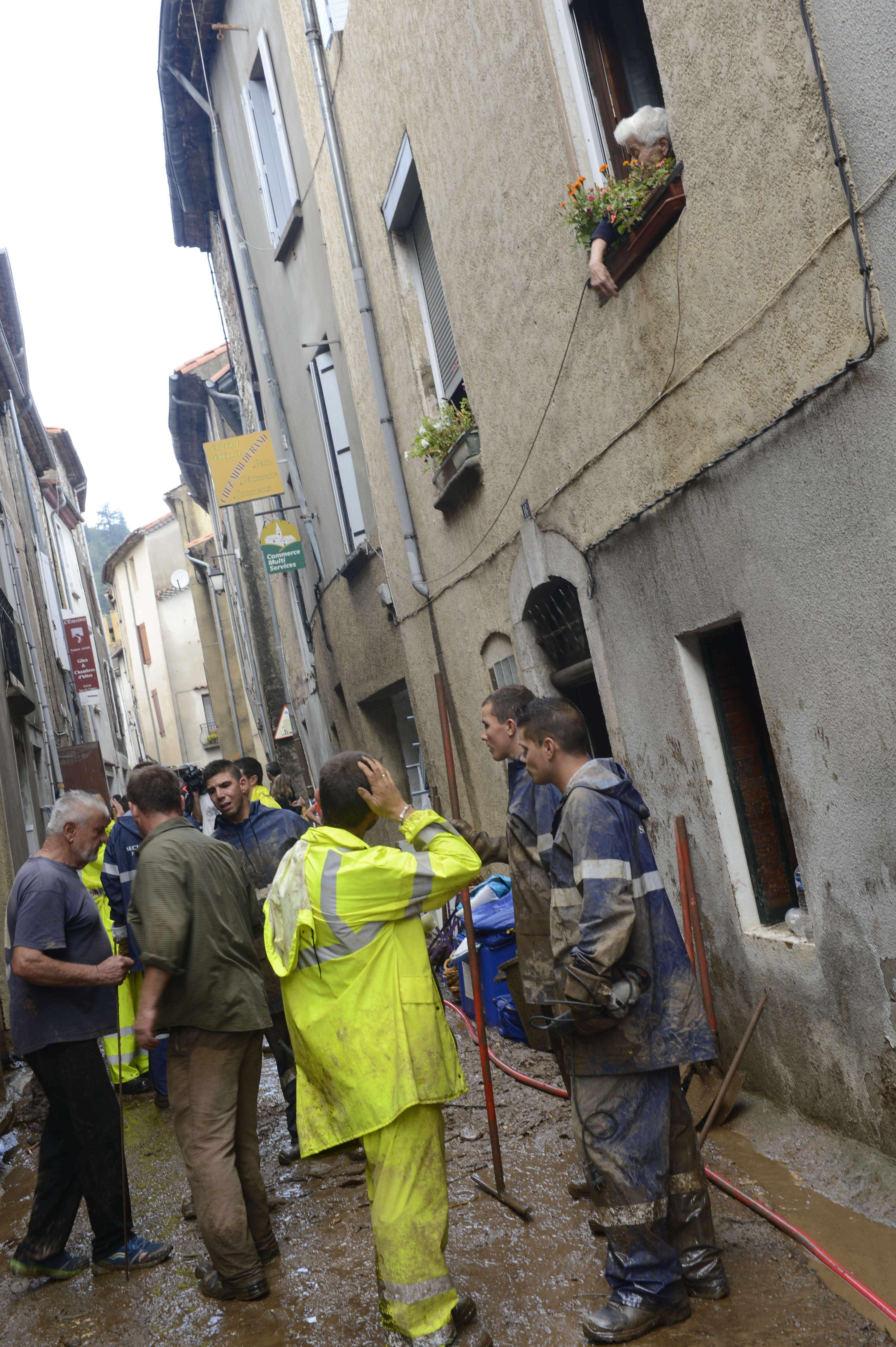 Gestion après crise inondation 2014 Saint Laurent le Minier (© CD30)