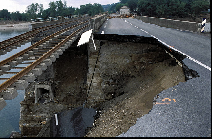 Crue 2002 dégât sur RD2425 (© CD30)