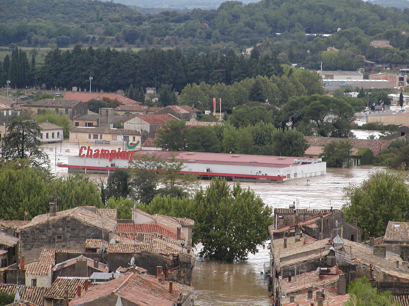 Inondation sept 2002 sur le BV du Vidourle supermarché ( © US Sommieroise )