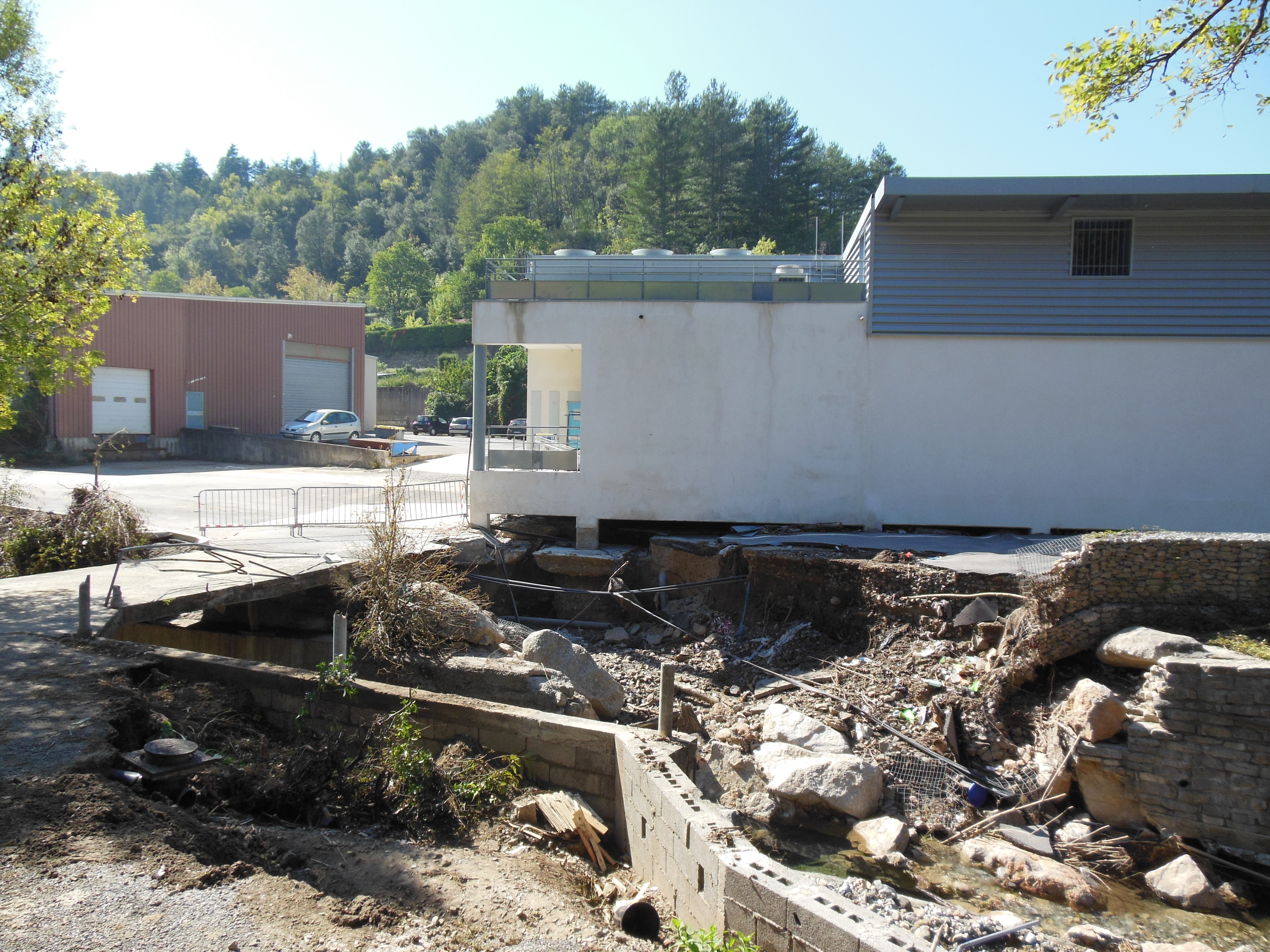 Crue oct 2014 sur le BV de l'hérault ( Coularous ) dégâts sur entreprise (© EPTB fleuve Hérault)