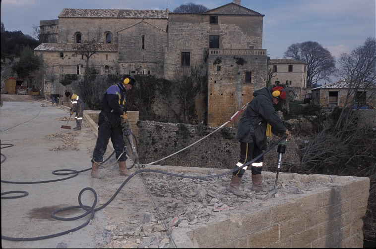 Crue 2002 reconstruction du pont Saint Nicolas (© CD30)
