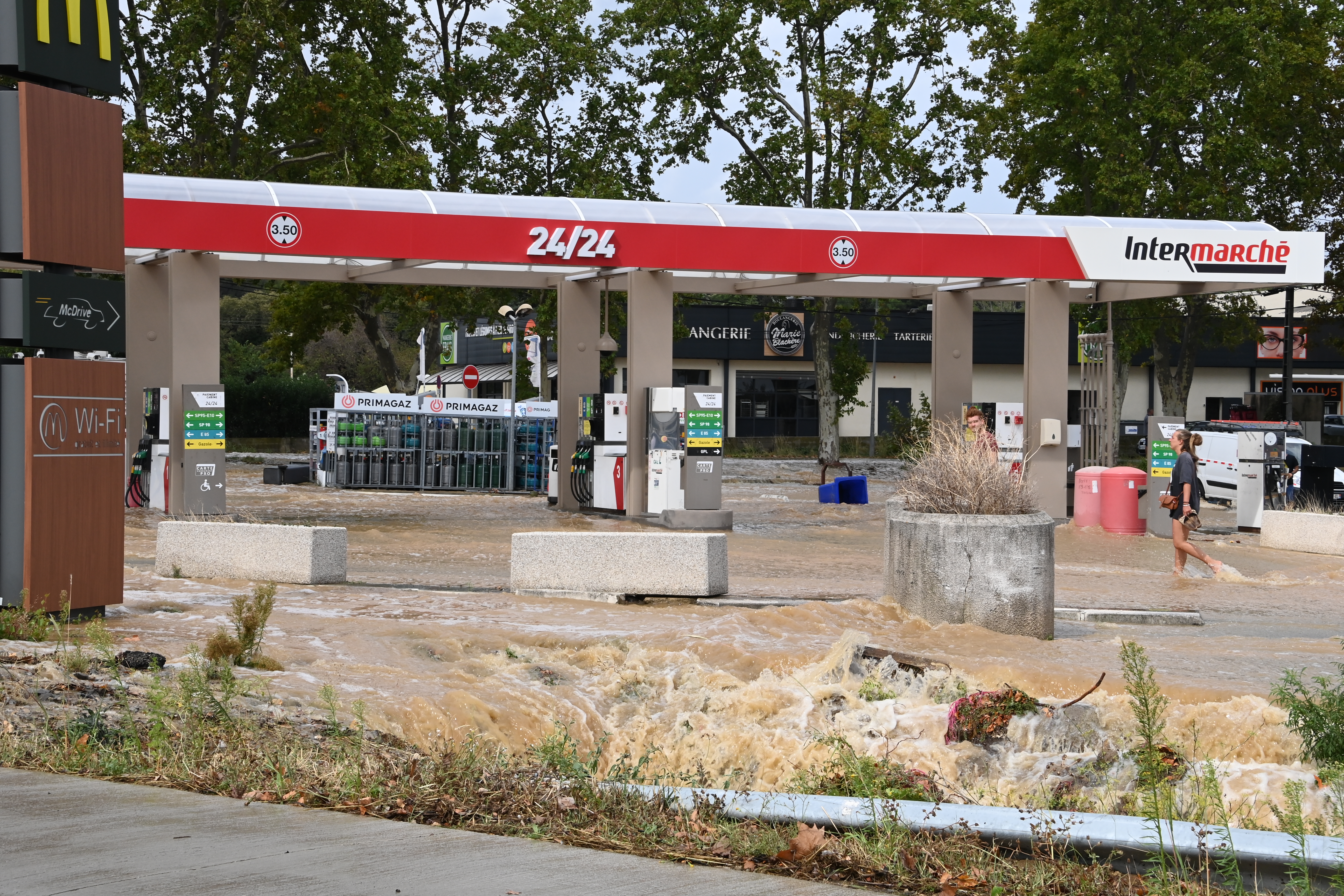 Inondations sept 2021 sur le BV du Vistre station service (© SDIS 30)