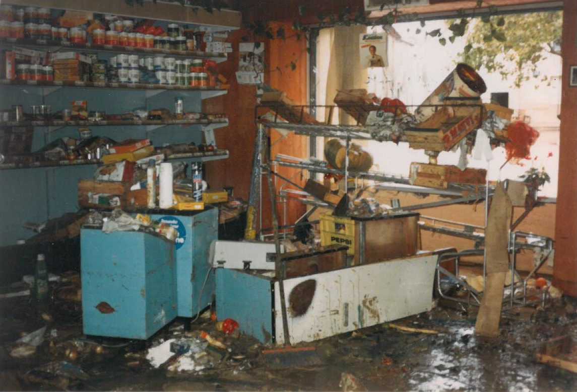 Inondation 1988 BV Vistre Dégâts épicerie à Codognan (© Eliane Carrière)